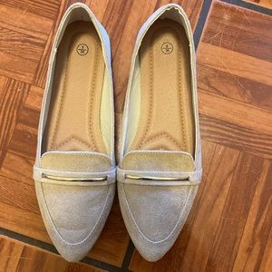 Women flats, tan color size 5